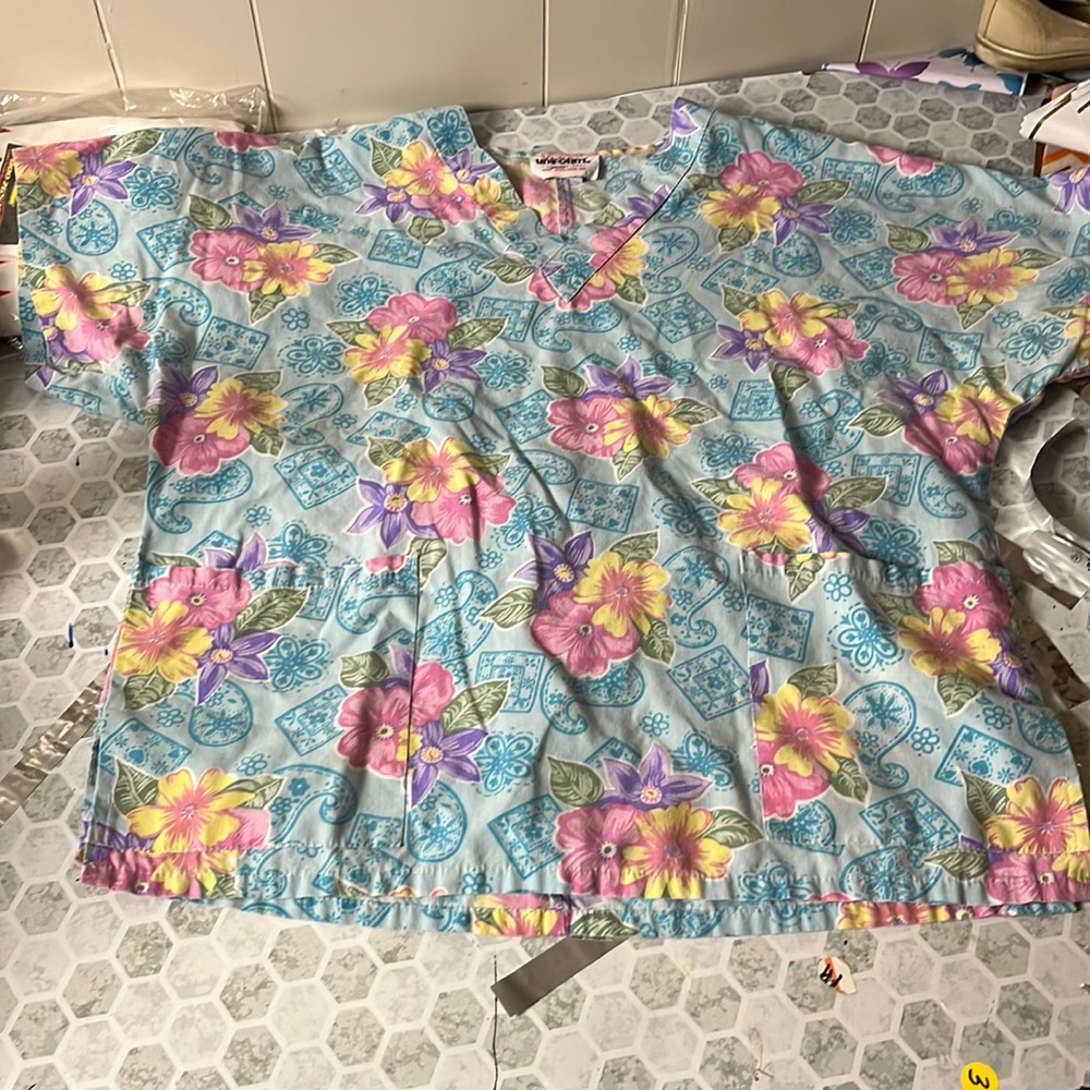 Jasco Unifrom Small Blue Paisley Print Floral Short Sleeve V Neck Scrubs Top